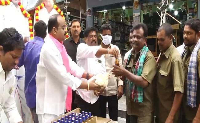 TRS leader distributes live chicken, liquor to celebrate launch of national party